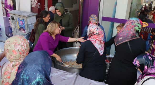 AK Parti Kadın ve Gençlik Kolları aşure dağıttı