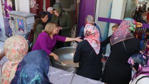 AK Parti Kadın ve Gençlik Kolları aşure dağıttı