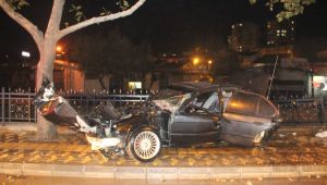 Hurdaya dönen araçtan burnu kanamadan çıktı