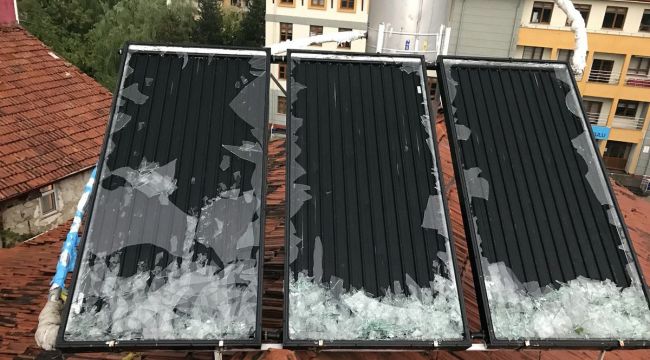 Kastamonu'da etkili olan dolu araçlara zarar verdi