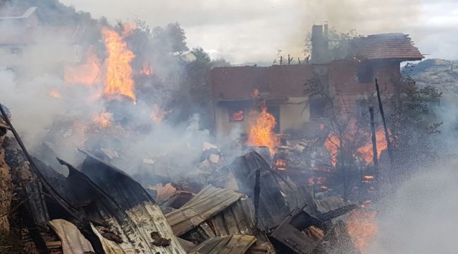 Kastamonu'da köyde 8 ev yanıyor