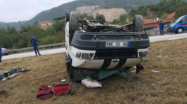 Minibüs refüje çıkarak takla attı: 3 yaralı
