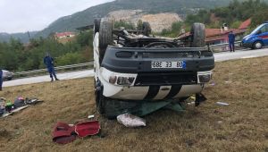 Minibüs refüje çıkarak takla attı: 3 yaralı