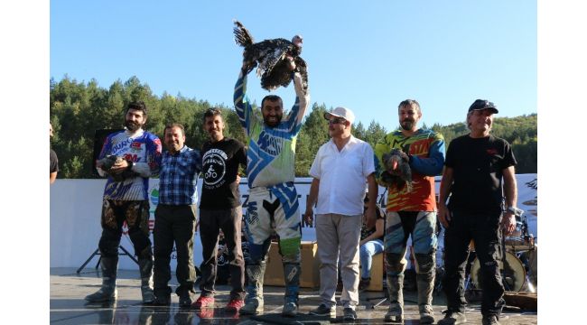 Motokros yarışları ilginç ödülleriyle ön plana çıktı