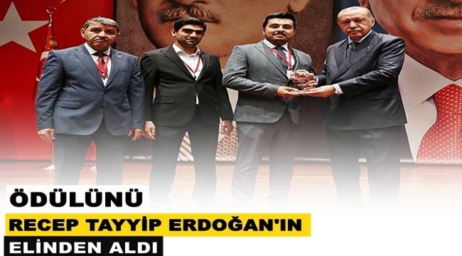 Ödül plaketini Recep Tayyip Erdoğan'ın elinden aldı