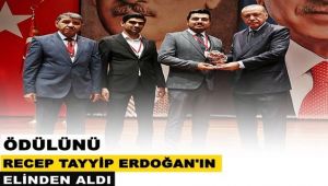 Ödül plaketini Recep Tayyip Erdoğan'ın elinden aldı