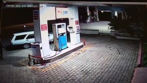Oto hırsızlarının kaçış anları güvenlik kamerasında