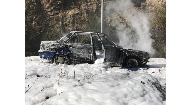 Otomobil alev aldı sürücü ve eşi son anda kurtuldu