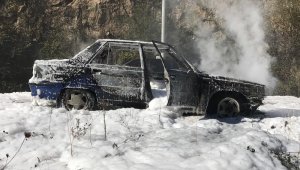Otomobil alev aldı sürücü ve eşi son anda kurtuldu