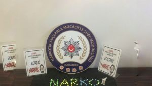 Polisi gören şüpheliler uyuşturucu dolu poşeti araçtan attı