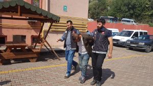 Polisi görünce uyuşturucu maddeyi yere attı