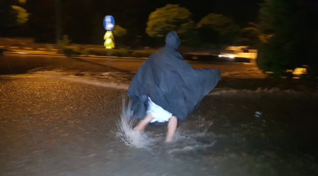 Şiddetli yağışlar yolları dere yatağına çevirdi