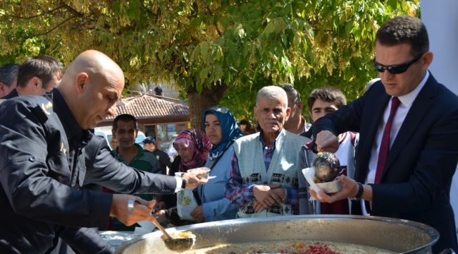 Tarihi Çarşıda aşure ikramı
