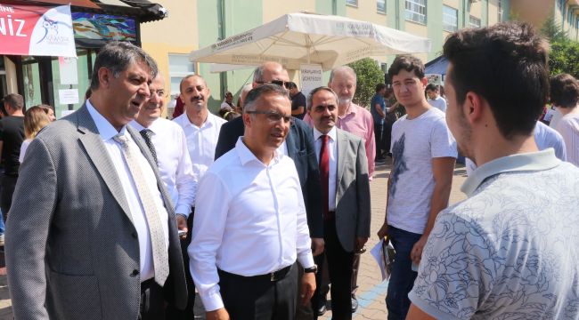 Vali Çeber ve Rektör Polat kayıt yapan öğrencilerle bir araya geldi