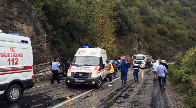 Virajı alamadı, kayalara çarparak takla attı: 3 yaralı