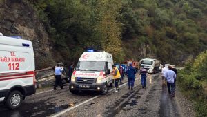 Virajı alamadı, kayalara çarparak takla attı: 3 yaralı