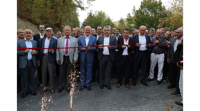 Asfaltla buluşan köylüler kurban kesip yolu hizmete açtı