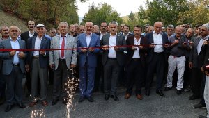 Asfaltla buluşan köylüler kurban kesip yolu hizmete açtı