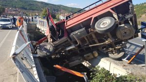 İki köprü arasında kalan kamyonet çaya düşmekten kurtuldu