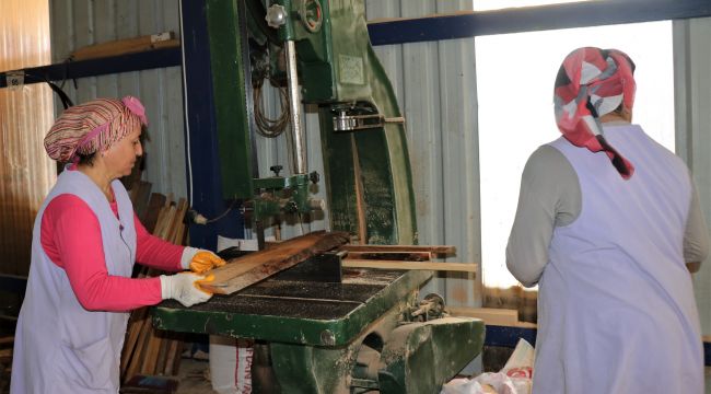 Kereste üretimine kadın eli değdi