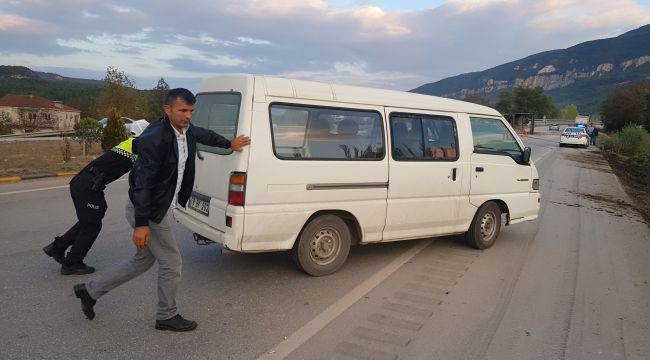 Kum yüklü tırın dorsesi devrildi