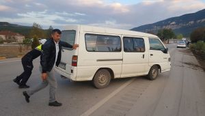 Kum yüklü tırın dorsesi devrildi