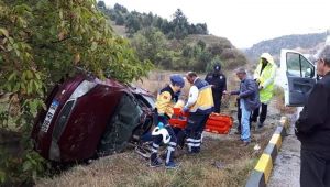 Otomobil kayganlaşan yolda takla attı: 2 yaralı