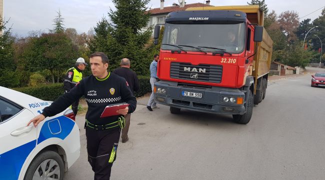 Ayağı alçılı kamyon şoförü şaşkınlık yarattı