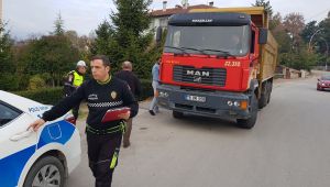 Ayağı alçılı kamyon şoförü şaşkınlık yarattı