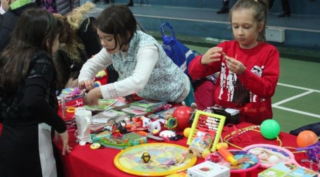 Çocuklar kullanmadığı oyuncakları birbirine sattı
