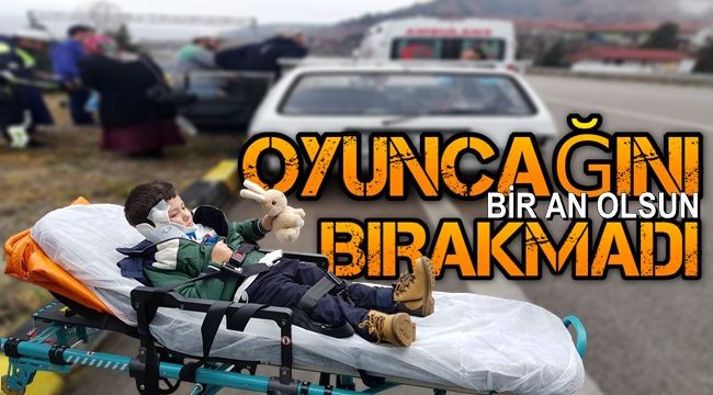 Kaza sonrası elindeki oyuncağı bir an olsun bırakmadı