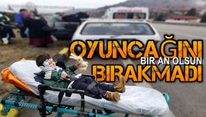 Kaza sonrası elindeki oyuncağı bir an olsun bırakmadı
