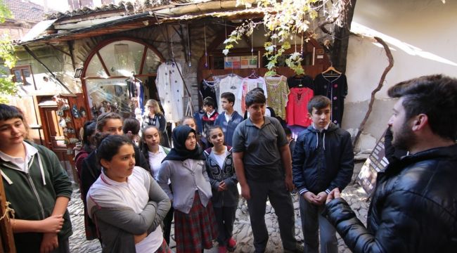 Safranbolulu öğrencilere yaşadıkları şehrin tarihi anlatılıyor