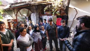Safranbolulu öğrencilere yaşadıkları şehrin tarihi anlatılıyor