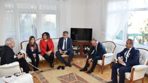 Vali Gürel emekli öğretmeni evinde ziyaret etti