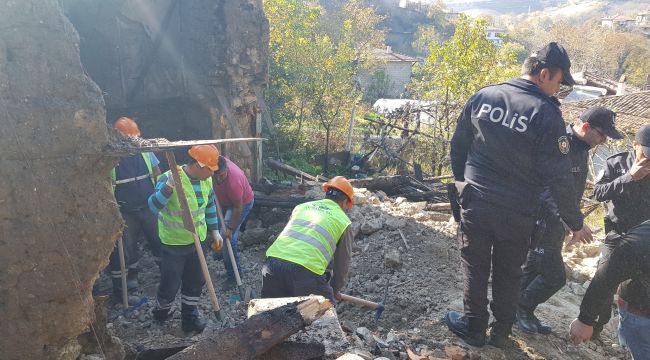 Yanan tarihi konakta ceset arıyorlar
