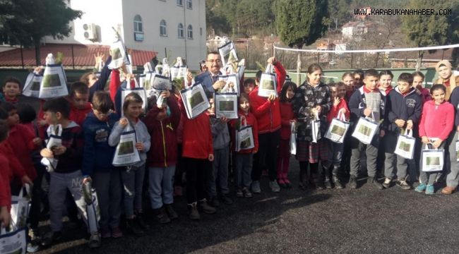 Yenice' de öğrencilere fidan dağıtıldı