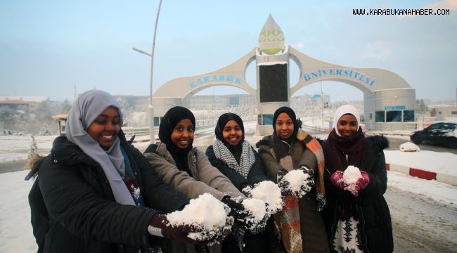 Afrikalı öğrenciler ilk kez kar görmenin sevincini yaşadı
