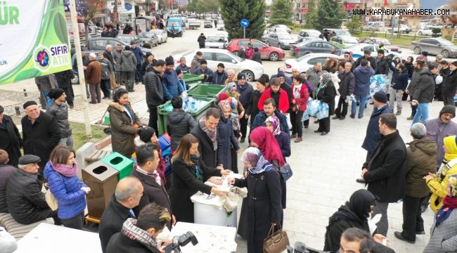 Pet şişeleri veren bez torbaları aldı