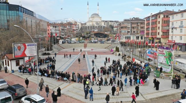 Pet şişeleri veren bez torbaları aldı