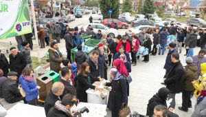 Pet şişeleri veren bez torbaları aldı