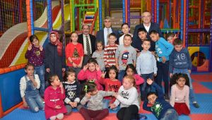 Vali ve eşi yurtta kalan çocukları eğlendirdi