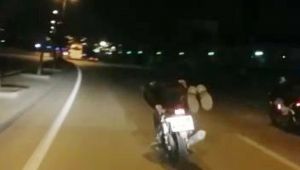Motosikletin üzerine yatarak yarış yaptılar
