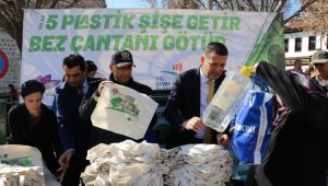 Tarih çarşı'da bez çanta dağıtımına yoğun ilgi