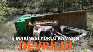 İş makinesi yüklü kamyon devrildi: 2 yaralı