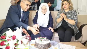 Asırlık Nazire nine 100. yaş pastasını vali ile birlikte kesti