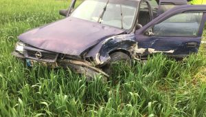 Çarpışan iki otomobilden biri araziye uçtu: 6 yaralı