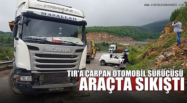 TIR'a çarpan otomobil sürücüsü araçta sıkıştı