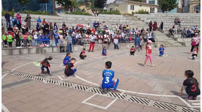'Geleneksel Çocuk Oyunları' zeminin azizliğine uğradı