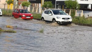 5 dakikalık yağmur ve dolu yolları dere yatağına çevirdi